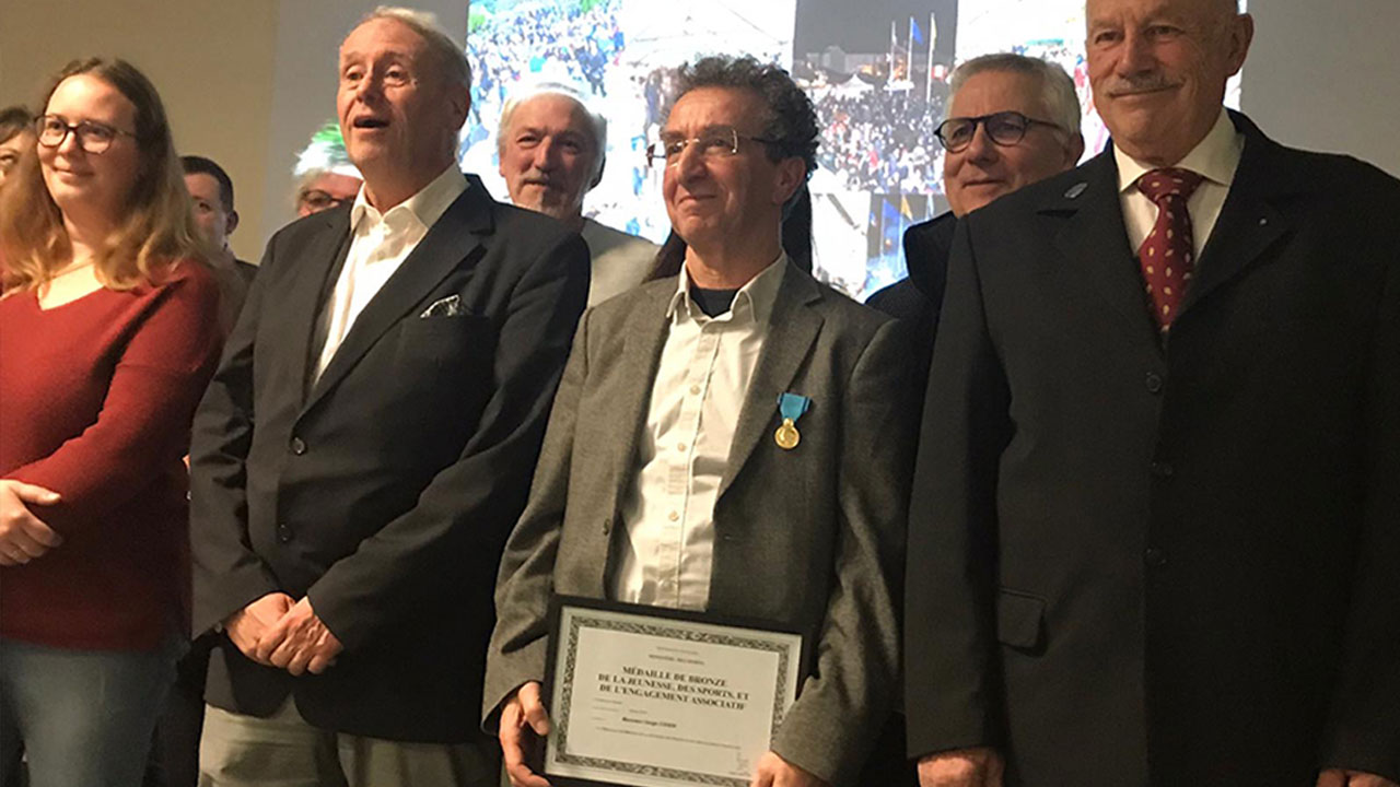 Remise de la médaille de bronze de la jeunesse , des sports et de l’engagement associatif à Serge Cohen.